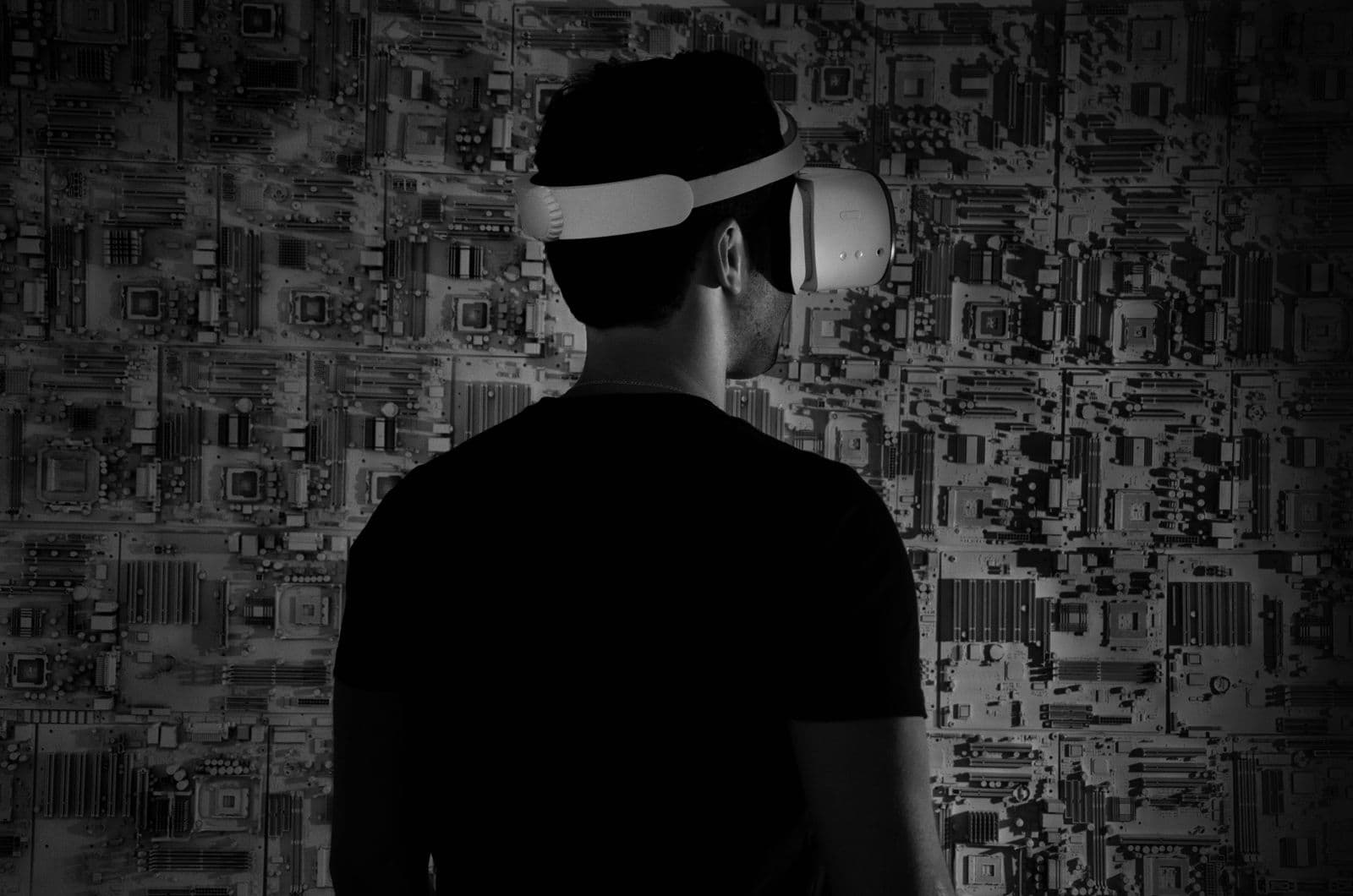Pessoa utilizando óculos de realidade virtual em ambiente imersivo